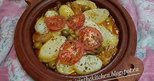 TAJINE DE POULET, AUX POMMES DE TERRE ET AUX OLIVES / CHICKEN TAJINE WITH POTATOES AND OLIVES / TAJÍN DE POLLO, CON PAPAS Y ACEITUNAS / طاجين الدجاج مع بطاطس وزيتون