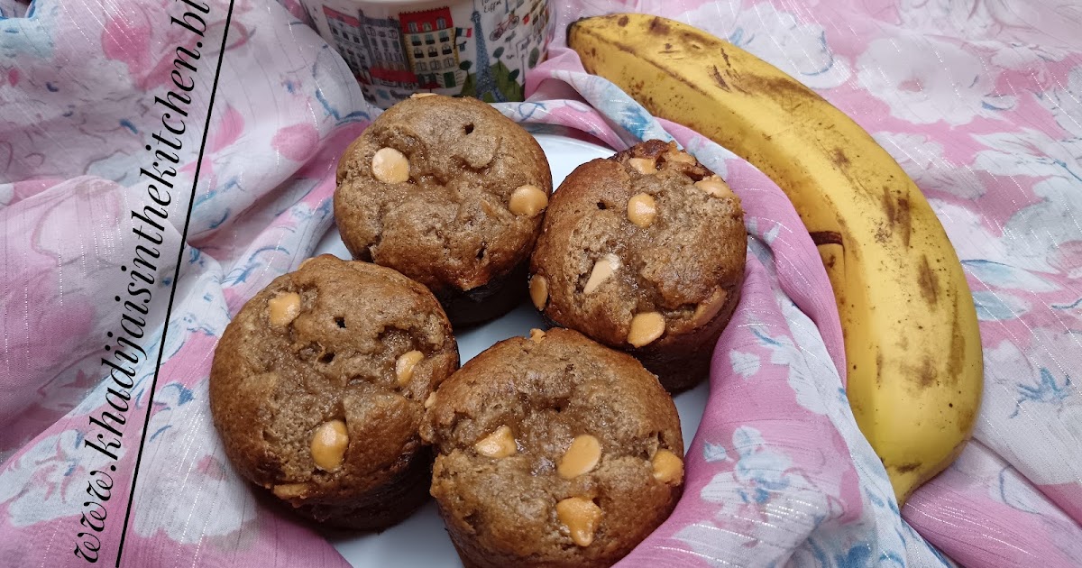 Muffins à la banane et aux pépites de chocolat / Banana muffins with chocolate chips / Magdalenas de plátano con chispas de chocolate / كيك الموز ورقائق الشوكولاتة