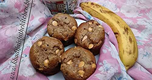 Muffins à la banane et aux pépites de chocolat / Banana muffins with chocolate chips / Magdalenas de plátano con chispas de chocolate / كيك الموز ورقائق الشوكولاتة
