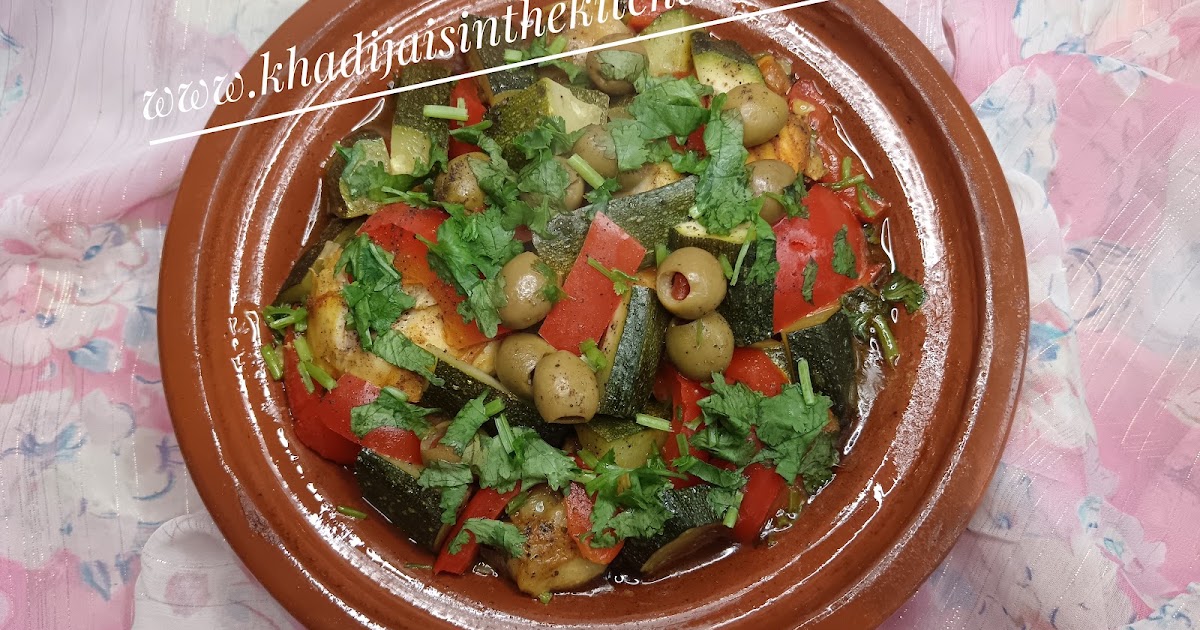 Tajine de poulet aux courgettes et poivron rouge / Chicken Tagine with Zucchini and Red Bell Pepper / Tajín de pollo con calabacín y pimiento rojo / طاجين الدجاج القرعة الخضراء والفلفل الأحمر