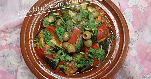 Tajine de poulet aux courgettes et poivron rouge / Chicken Tagine with Zucchini and Red Bell Pepper / Tajín de pollo con calabacín y pimiento rojo / طاجين الدجاج القرعة الخضراء والفلفل الأحمر