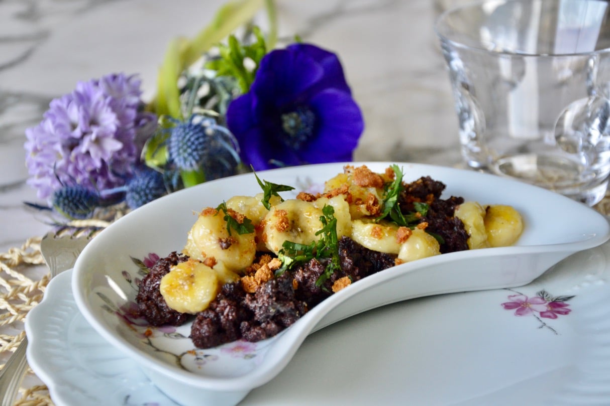 BLACK PUDDING SPICED WITH BANANAS & CINAMMON COOKIES