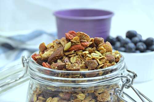 GRANOLA WITH ALMONDS AND GOJI BERRIES