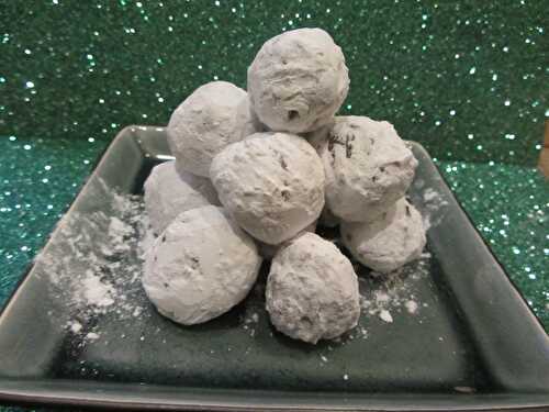 Minty Chocolate Snowball Truffles