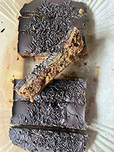 Super easy 4 ingredient Biscoff Bars