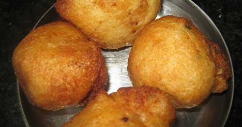 Mangalore Bonda / Goli Bajji - Simple and Quick Evening Snack - Karnataka Special Recipes