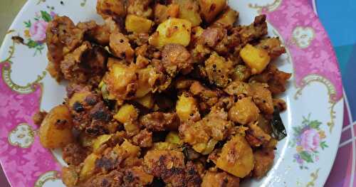 Raw banana & Potato Curry | Vazhaikkai Urulaikizhangu Varuval