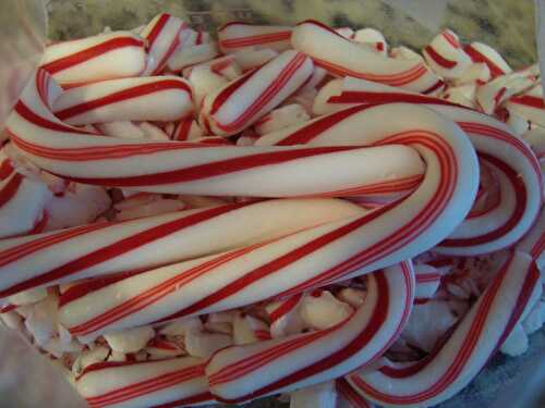 Christmas cookies, Day 12: Chocolate-dipped peppermint meringues – Marshmallows & Margaritas