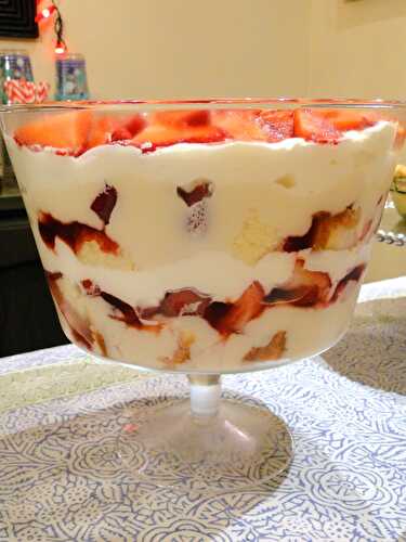 Strawberry shortcake trifle – Marshmallows & Margaritas