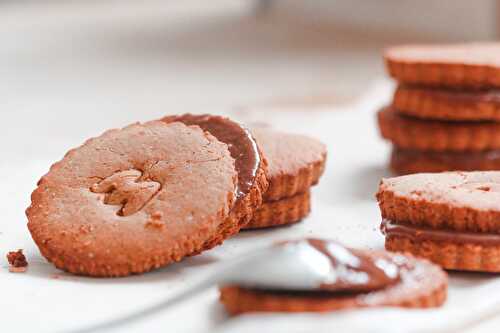 Vegan Chocolate Sandwiched Biscuits - 6 ingredients