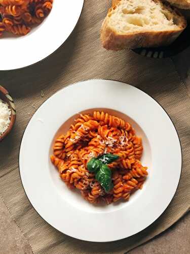 Pasta with a tomato and basil sauce