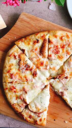 Creamy ham and smoked mozzarella pizza