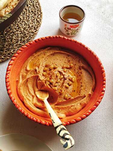 Roasted red bell pepper hummus