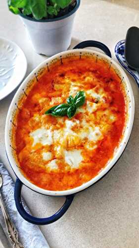Oven-baked gnocchi with tomato and mozzarella