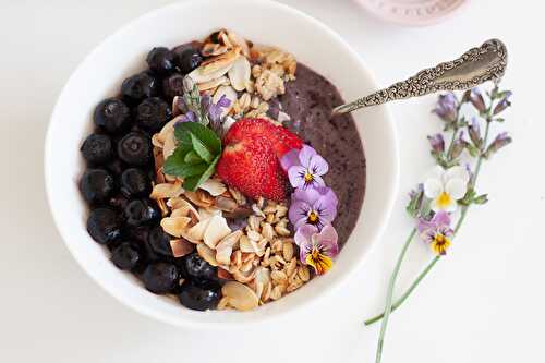 Blueberry and banana smoothie bowl -