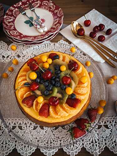 Baked cheesecake with fresh fruit.