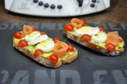 Recipe of the day : Avocado toasts with salmon and eggs