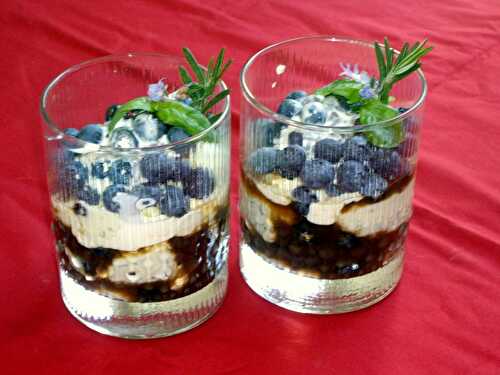 Kräutercreme mit Heidelbeeren im Likör – Herb Cream with Blueberries in Liqueur – Pane Bistecca