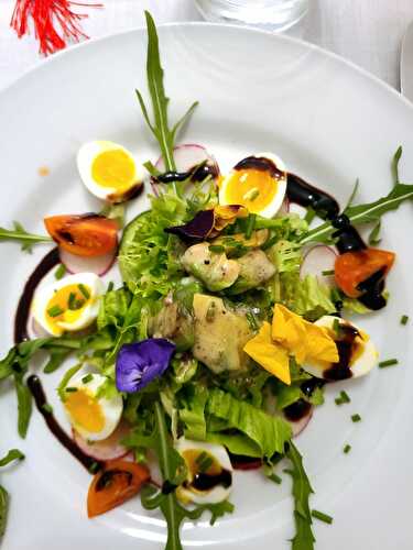 Schoener Salat mit essbaren Blumen und Sesam Dressing – Beautiful Salad with edible Flowers and Sesame Dressing – Pane Bistecca