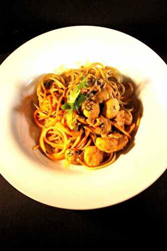 Spaghetti Tricolore mit Braetchuegeli, Chorizo und Pilzen – Spaghetti Tricolore with Veal Buttons, Chorizo and Mushrooms – Pane Bistecca