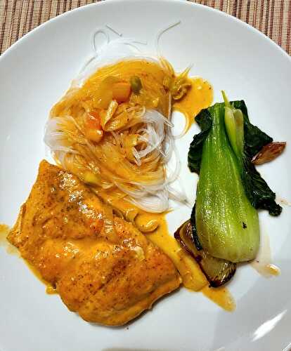 Curry Lachs mit Glasnudeln und Pack Chai – Curry Salmon with Glass Noodles and Pack Choi