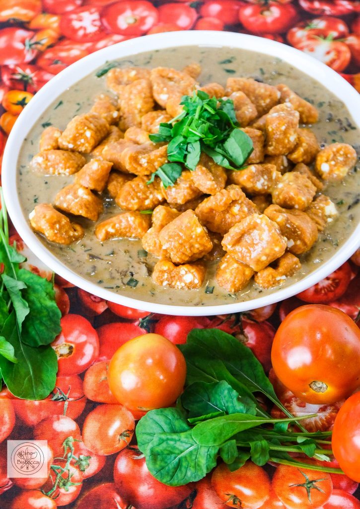 Tomaten Gnocchi mit Steinpilz Sauce – Tomato Gnocchi with Porcini Mushroom Sauce