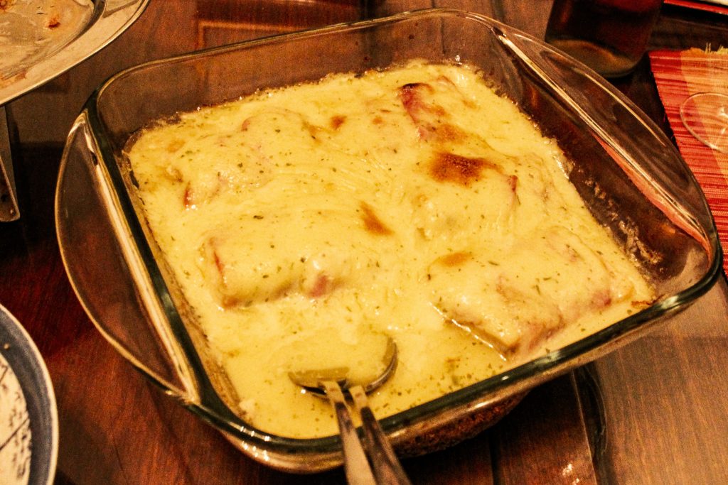 Zander, mit Speck umwickelt und überbacken – Zander, wrapped in Bacon au gratin