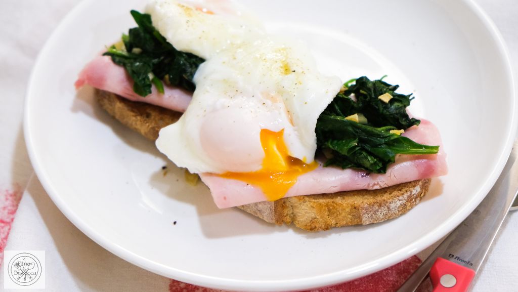 Spinat-Brot mit Schinken und pochiertem Ei – Spinach Bread with Ham and poached Egg