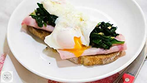 Spinat-Brot mit Schinken und pochiertem Ei – Spinach Bread with Ham and poached Egg