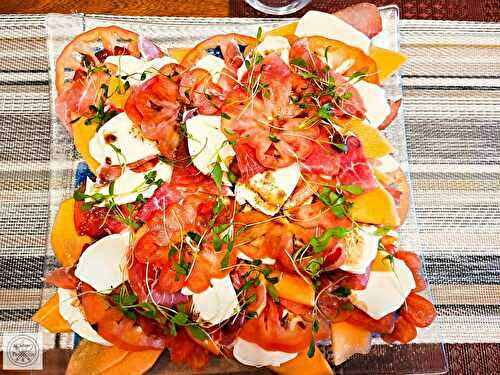 Melonen-Tomaten Salat mit Rohschinken und Mozzarella – Melon-Tomato Salad with Prosciuto and Mozzarella