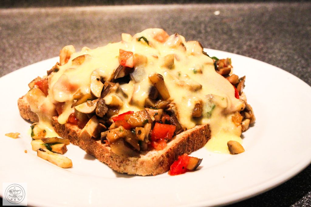 Pilz-Tomaten Brot mit Sauce Hollandaise – Mushroom-Tomato Bread with Sauce Hollandaise