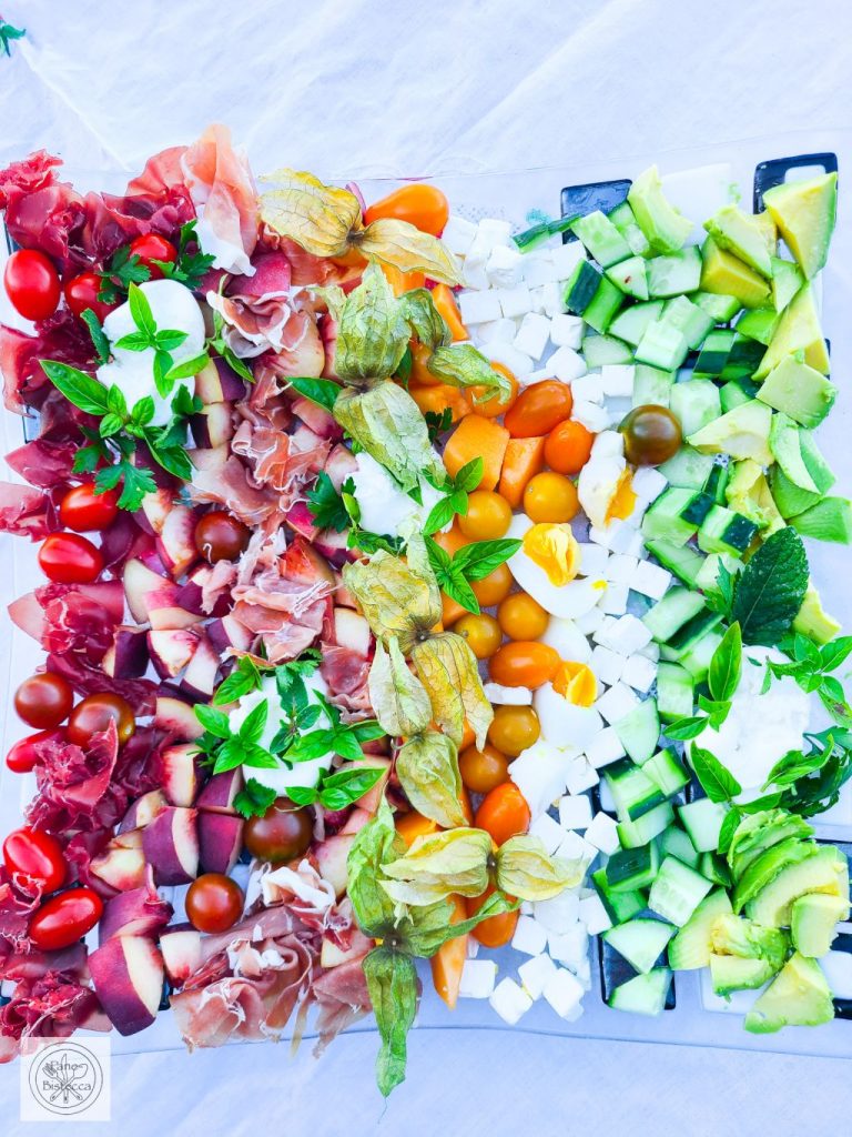 Sommer-Apero-Platte mit Pfirsich und Melone – Summer-Appetizer Platter with Peach and Melon