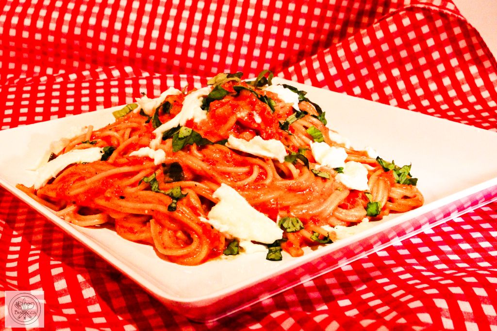 Spaghetti mit Peperoni-Tomaten Sauce – Spaghetti with Capsicum-Tomato Sauce