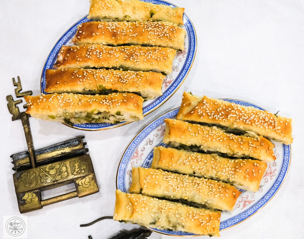 Chinesisches Sesam Fladenbrot mit Frühlingszwiebelfüllung – Chinese Sesame and Scallion Shao Bing