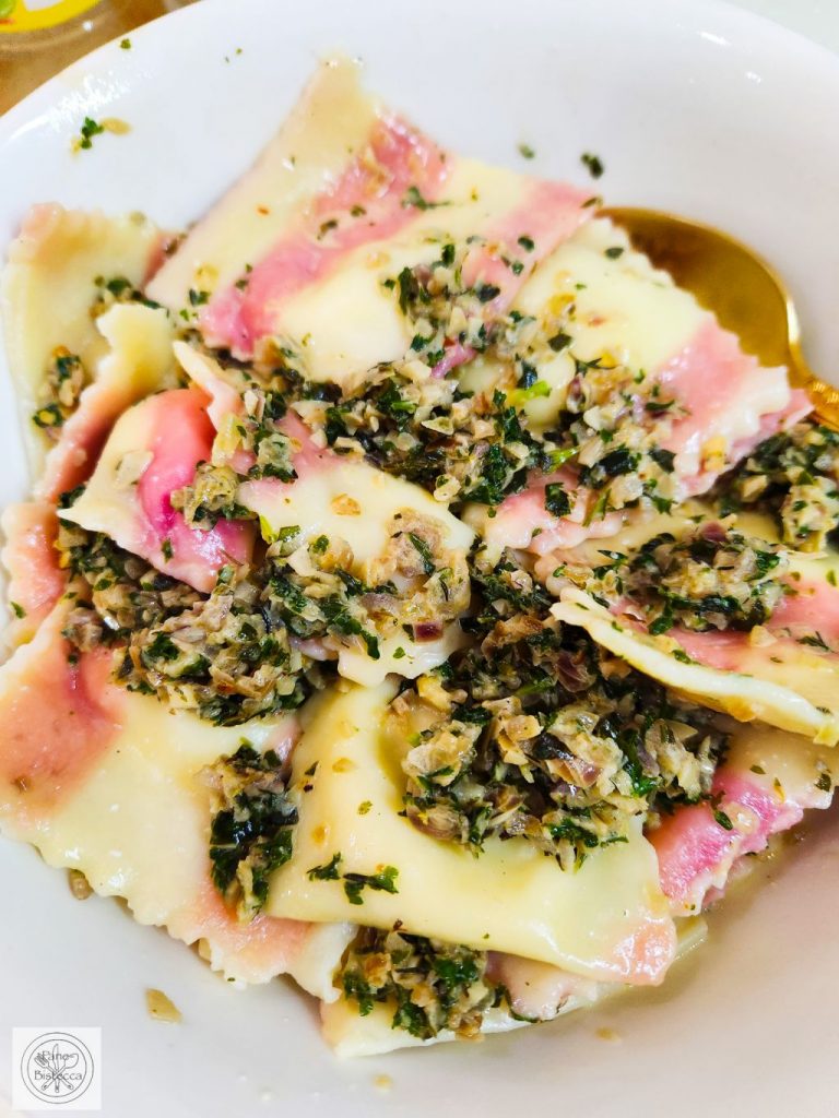 Selbstgemachte Frischkäse Ravioli mit Kräutersauce – Homemade Cream Cheese Ravioli with Herb sauce