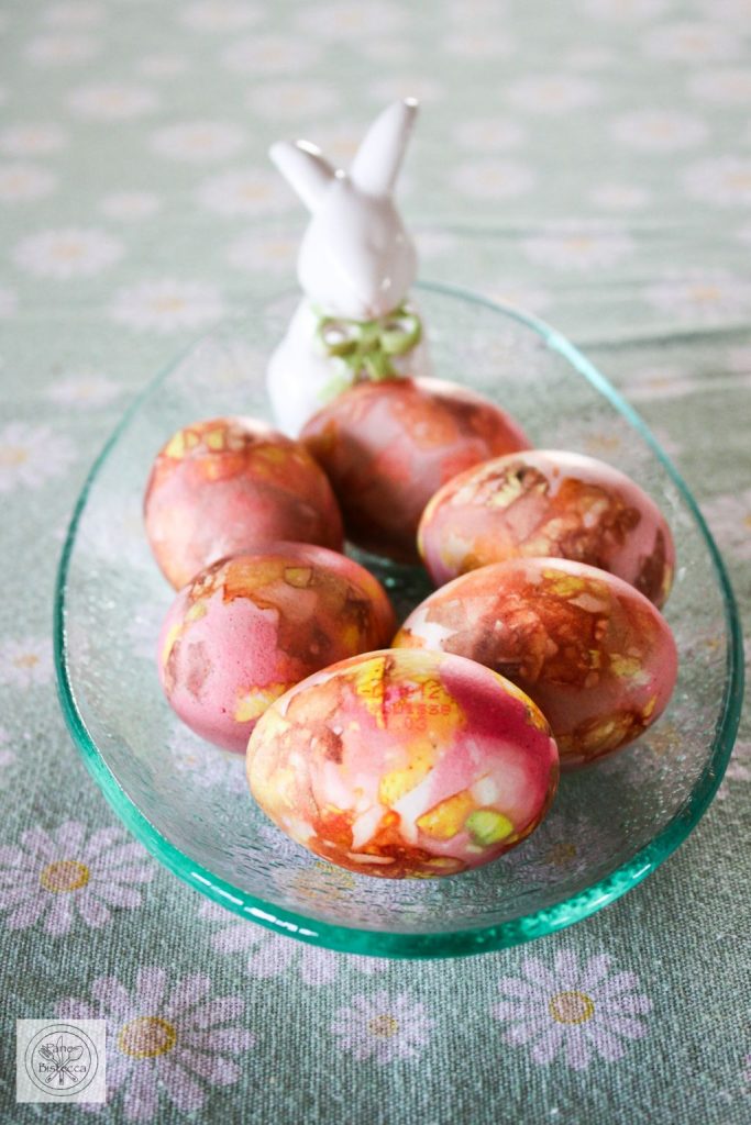 Eierfärben mit Zwiebeln und Knoblauch – Coloring Eggs with Onion and Garlic