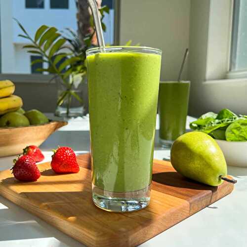 Spinach Smoothie with Banana and Pear (10 g Protein)