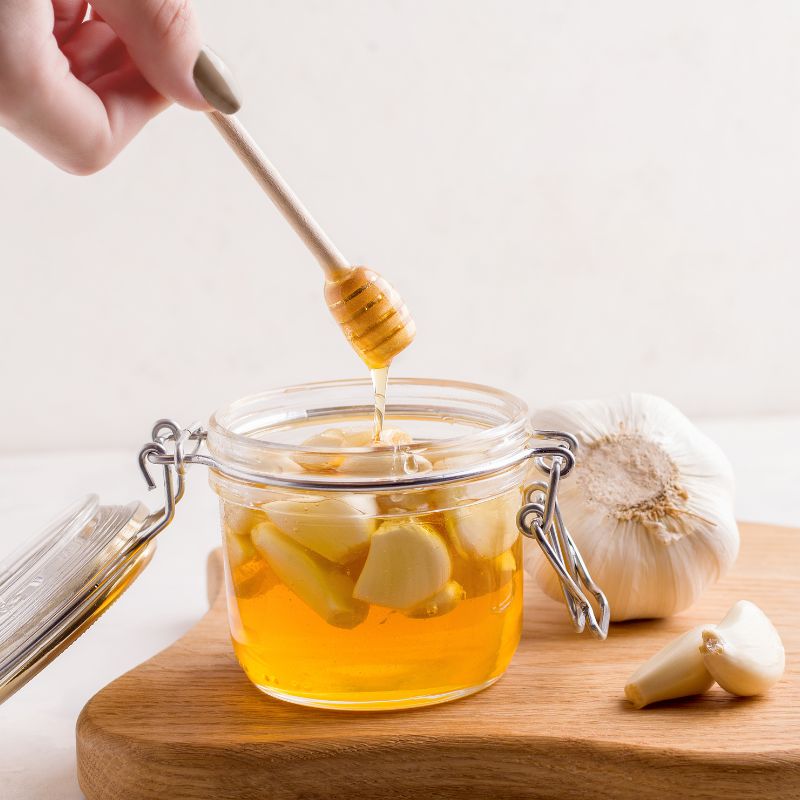 7 Health Benefits of Fermented Garlic Honey + Recipe