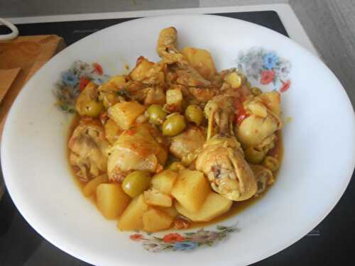Chicken with green olives and potatoes