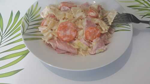 Pasta, hams, carrots, and zucchinis with soft cheese
