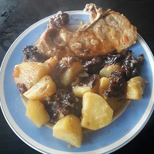 Pork chops with plum and potatoes