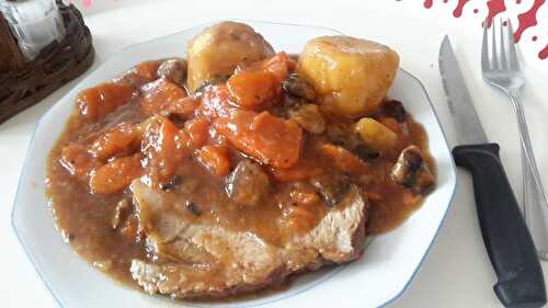 Pork roast with carrots, potatoes and mushrooms in a Nath Van style