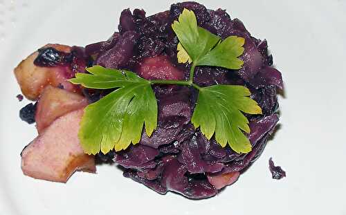 Red cabbage with apple and bacon
