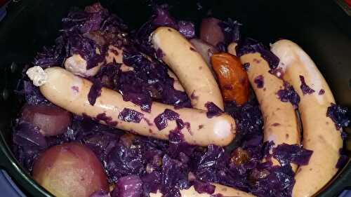 Red cabbage with apple and sausage
