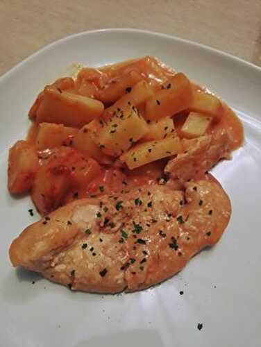 Turkey breast with potatoes in a tomatoes sauce