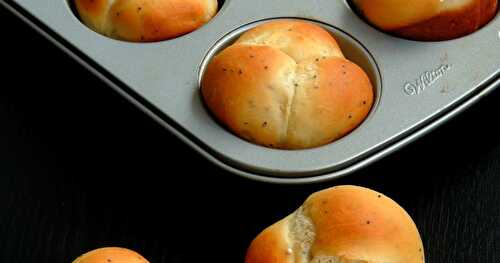 Black Poppyseeds Cloverleaf Dinner Rolls