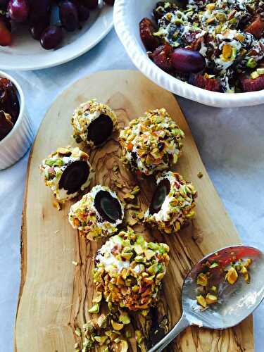 Dates, grapes and goat cheese super balls snack