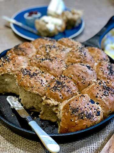 Bread rolls with olives, chia seeds and crushed black pepper