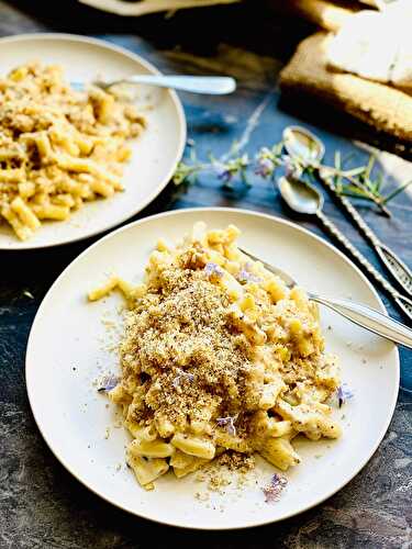 Macaroni pasta with ground walnuts and cardamom