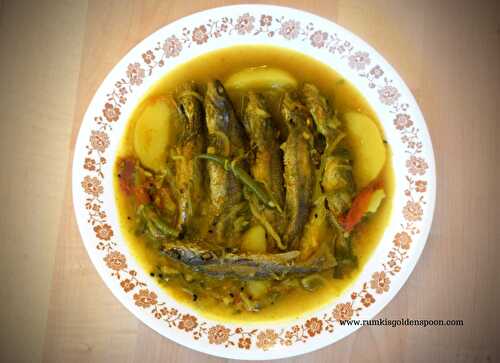 Tangra Macher Aloo Peyaj Diye Jhol | Cat Fish Curry with Potato & Onion - Rumki's Golden Spoon